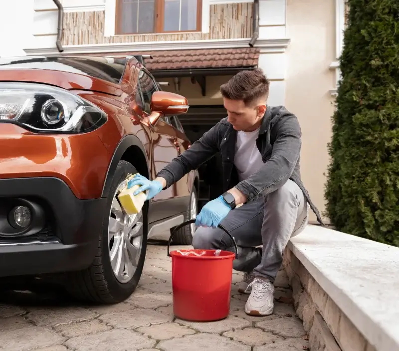 Lavage auto à domicile Montpont-en-Bresse : professionnel intervenant sur un véhicule